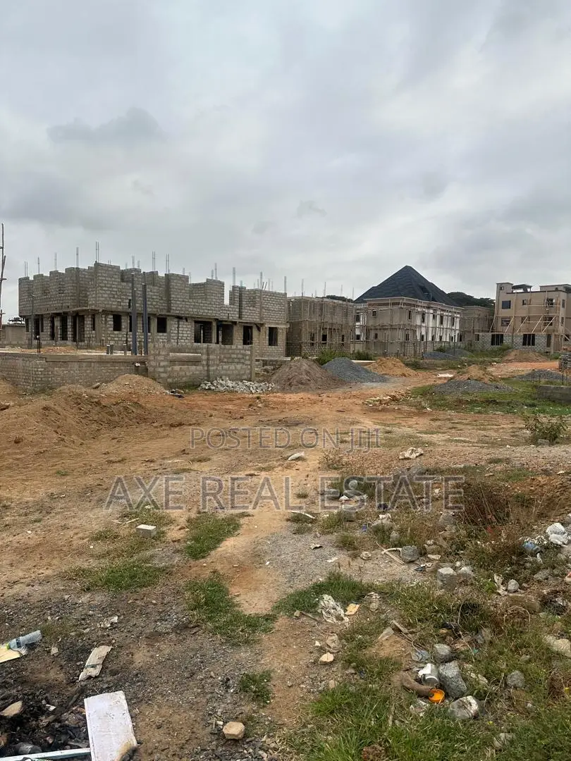 Spacious Plots With Generous Size: Tema Comm.25