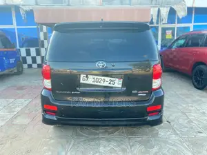 Toyota Corolla Rumion Hatchback 1.5 FWD 2011 Black