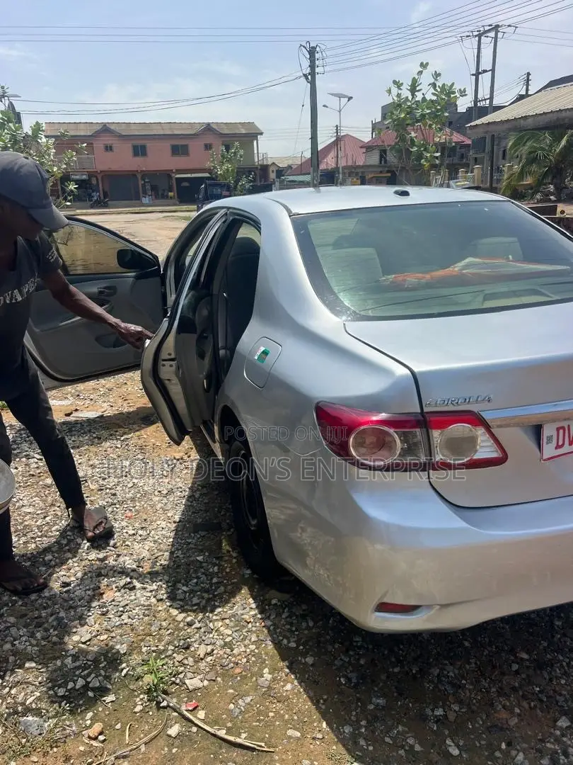Toyota Corolla LE 4dr Sedan (1.8L 4cyl 4A) 2013 Silver