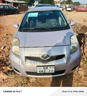 Toyota Vitz 2010 Silver