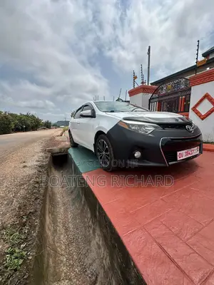 Toyota Corolla S w/Special Edition Pkg (1.8L 4cyl CVT) 2016 White