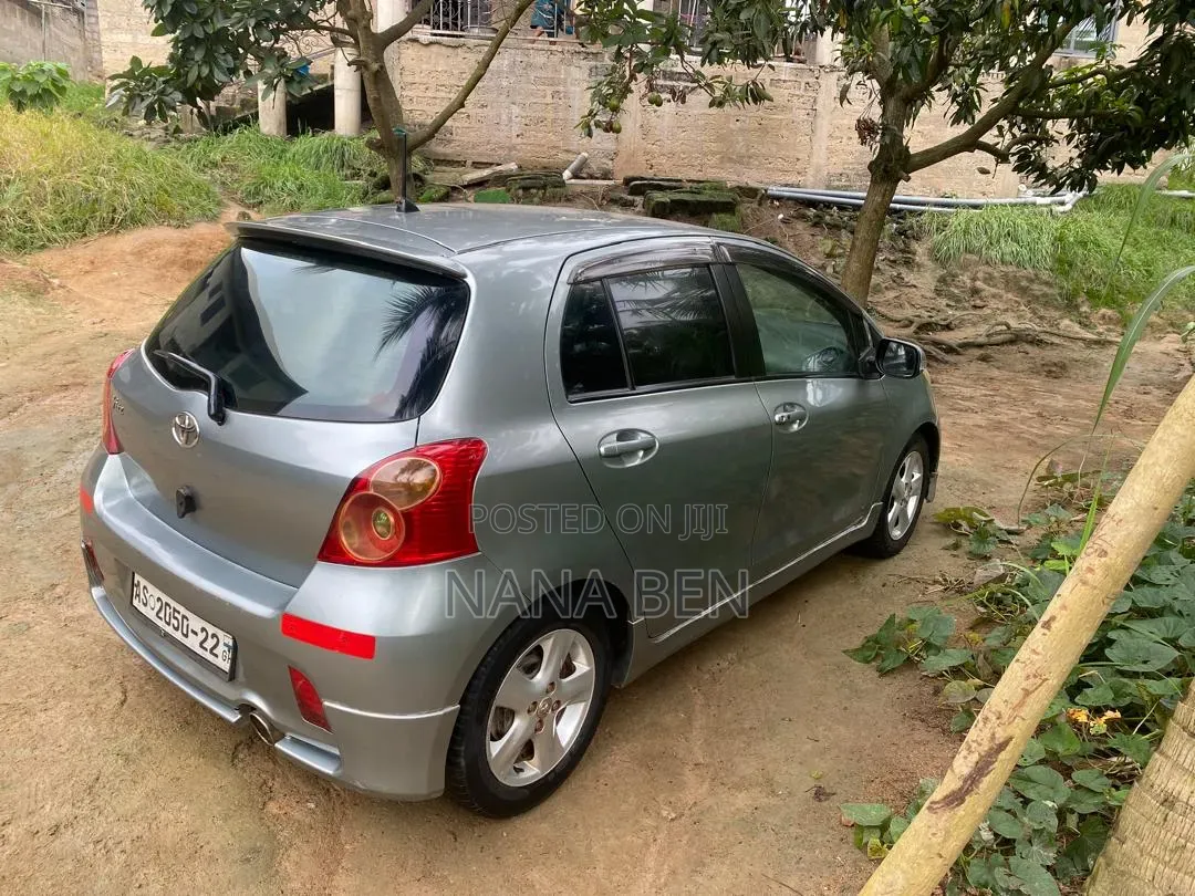 Toyota Vitz 2010 Gray