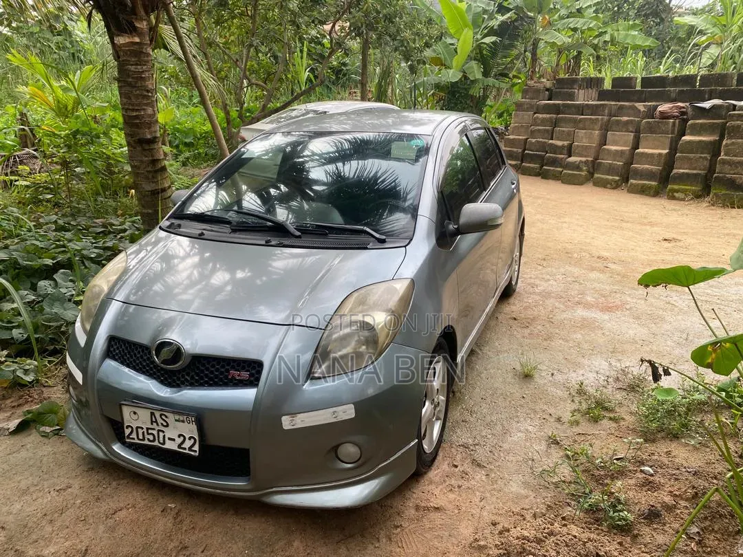Toyota Vitz 2010 Gray