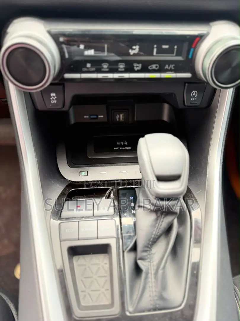 Toyota RAV4 XLE 2025 White