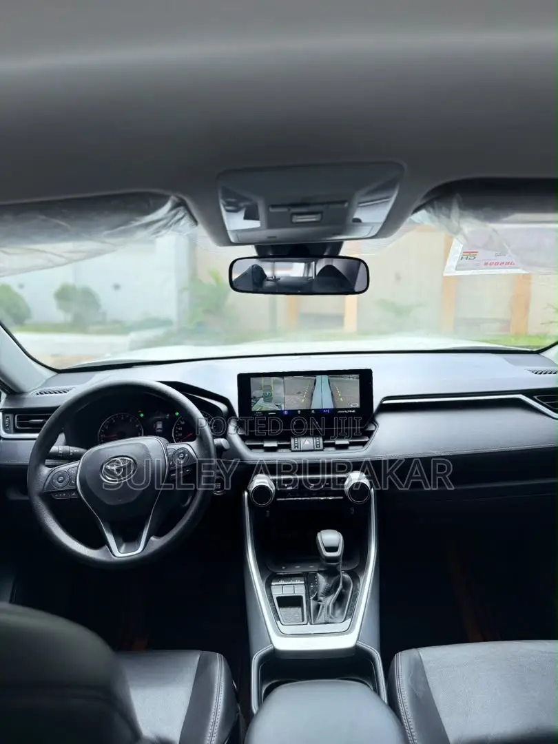 Toyota RAV4 XLE 2025 White