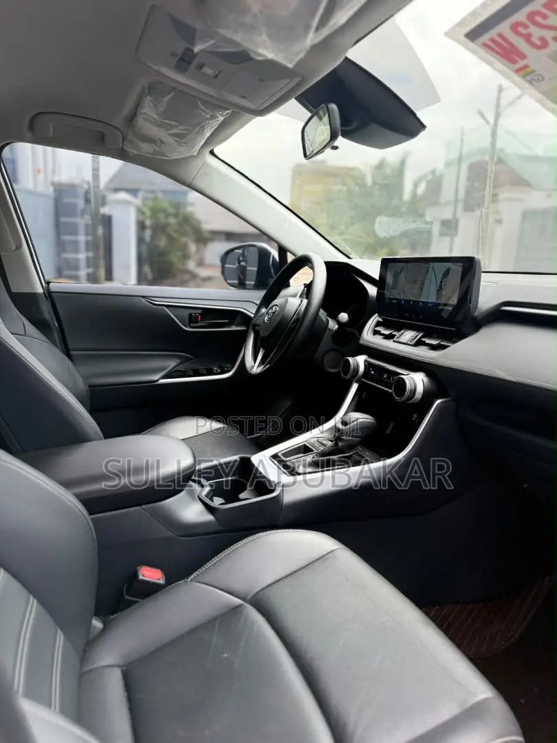 Toyota RAV4 XLE 2025 White