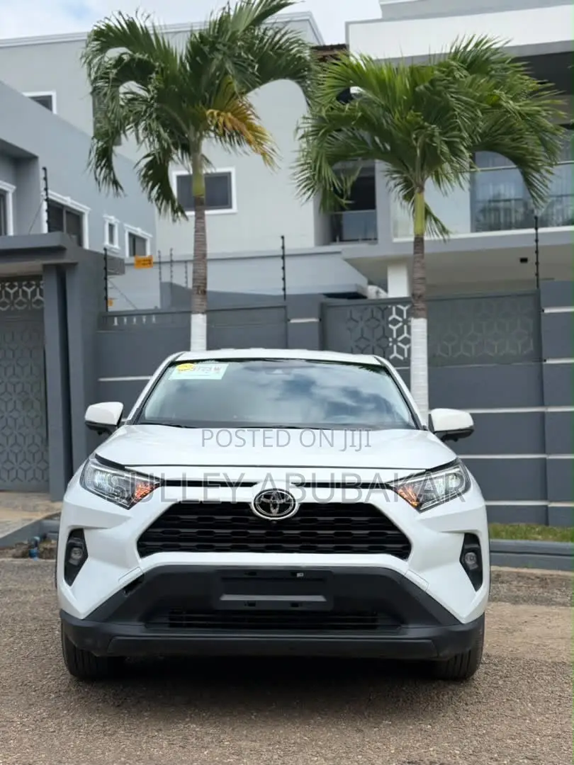 Toyota RAV4 XLE 2025 White