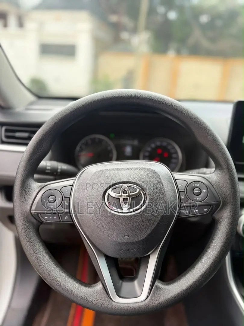Toyota RAV4 XLE 2025 White