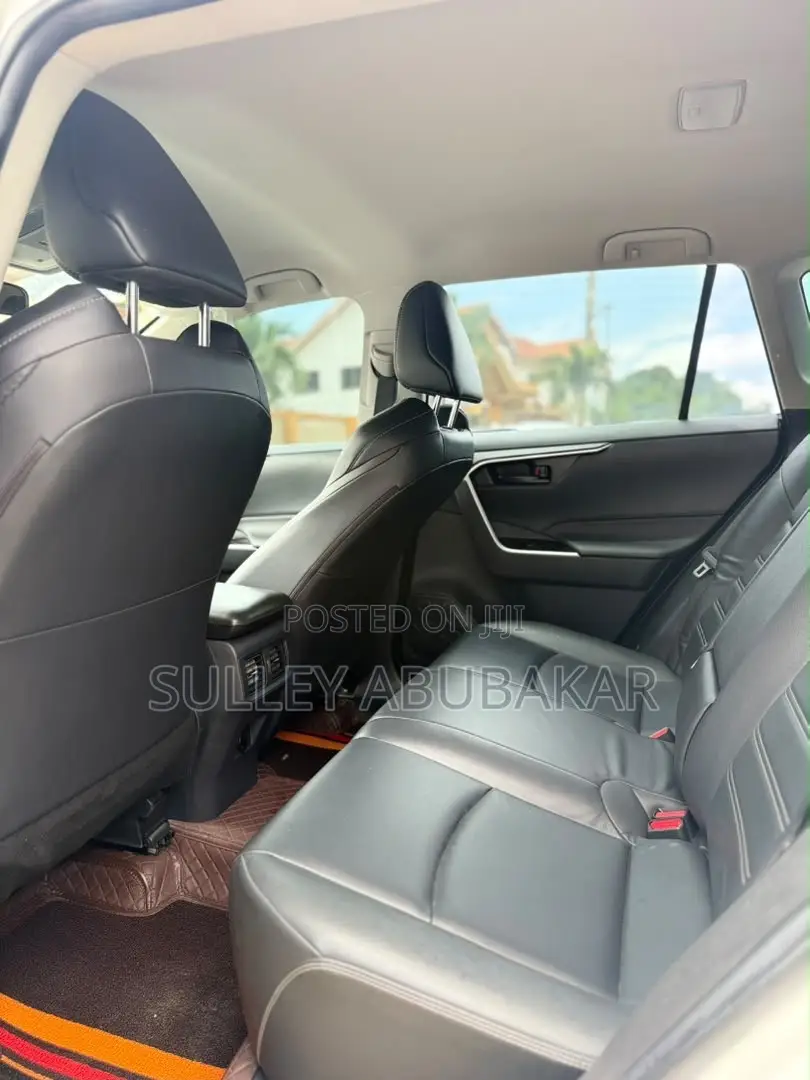 Toyota RAV4 XLE 2025 White