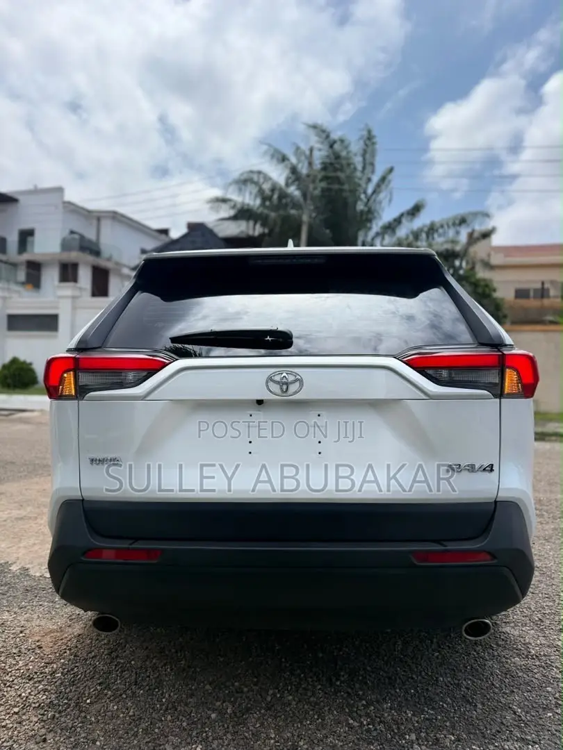 Toyota RAV4 XLE 2025 White