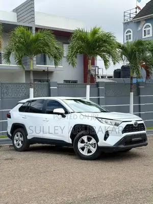 Toyota RAV4 XLE 2025 White