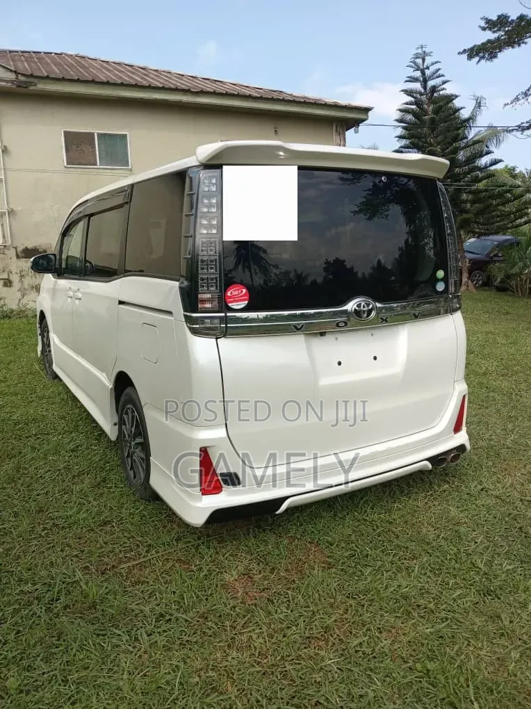 Toyota Voxy 2014 White
