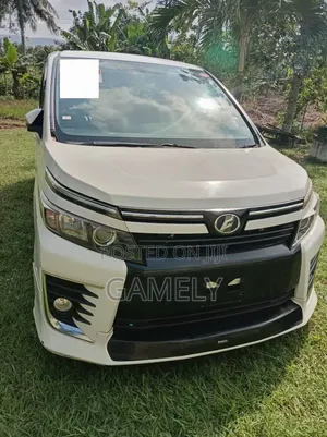 Toyota Voxy 2014 White