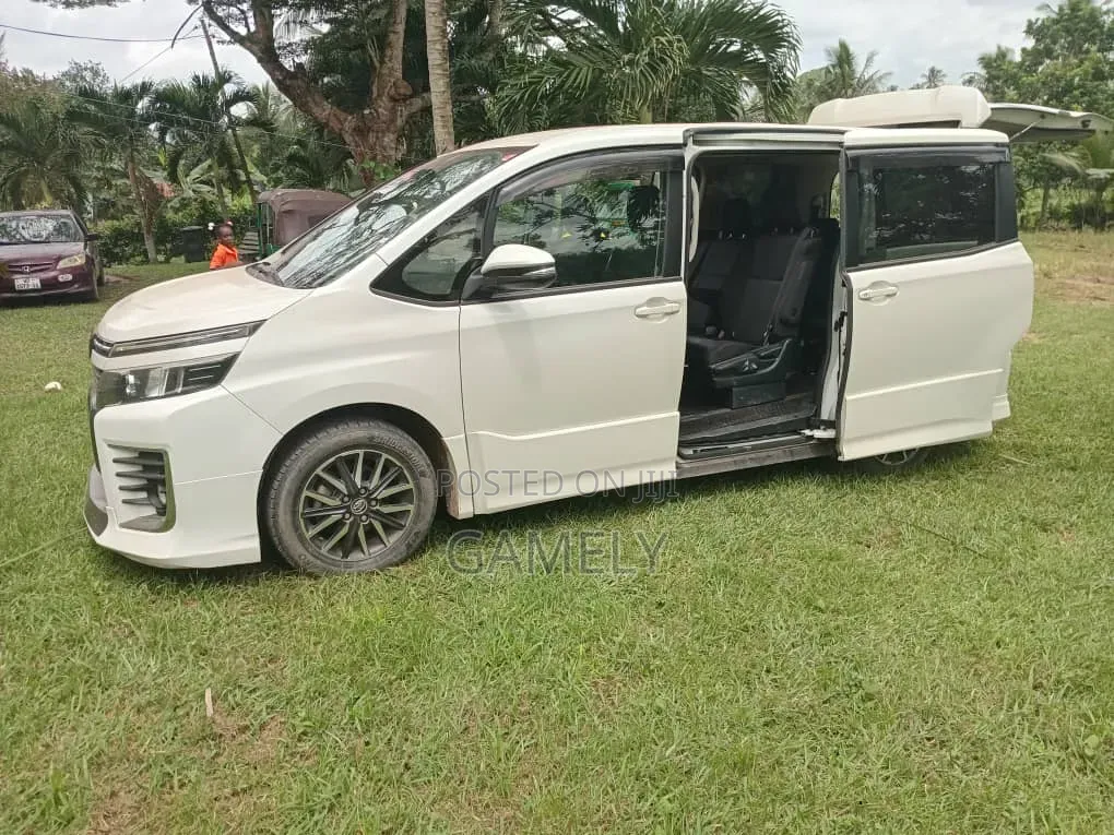 Toyota Voxy 2014 White