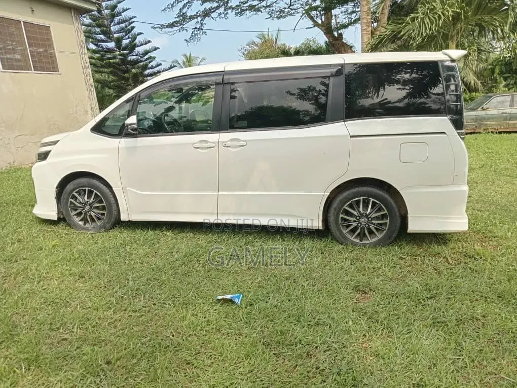 Toyota Voxy 2014 White