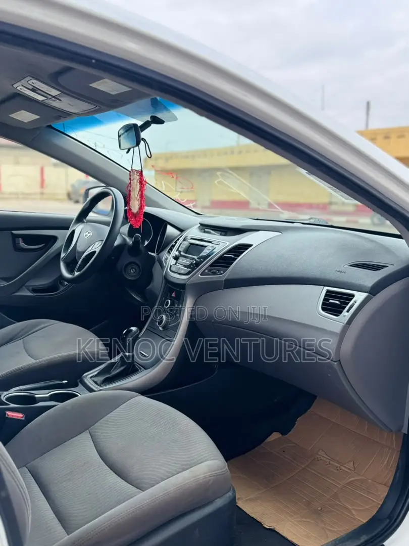 Hyundai Elantra SE Sedan FWD (1.8L 4cyl 6A) 2016 White