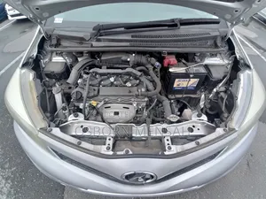 Toyota Vitz 2013 Silver