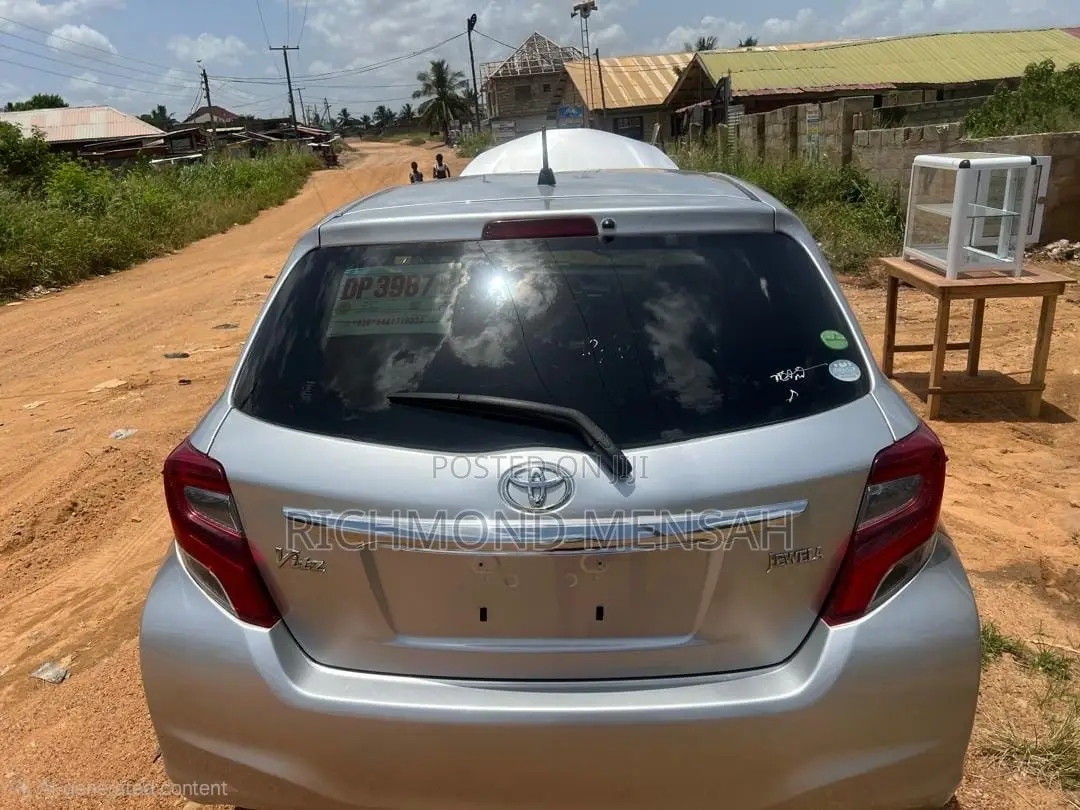 Toyota Vitz 2015 Gray