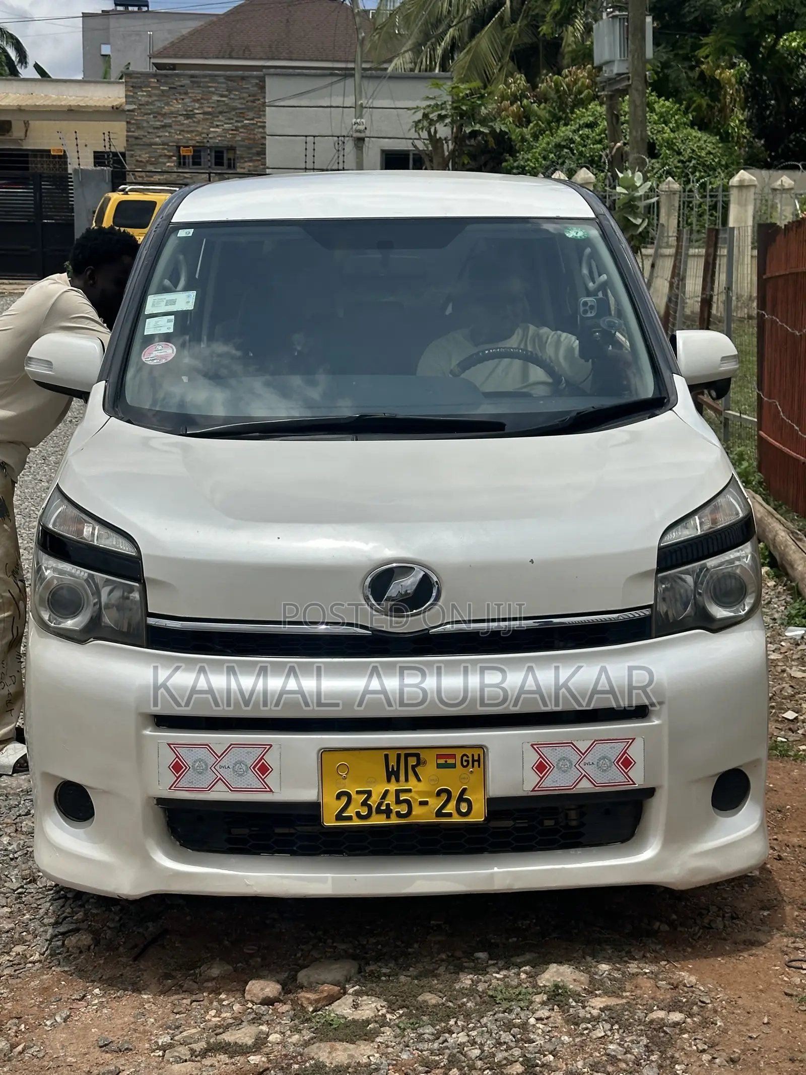 Toyota Voxy V 2WD 7-Seater 2010 White