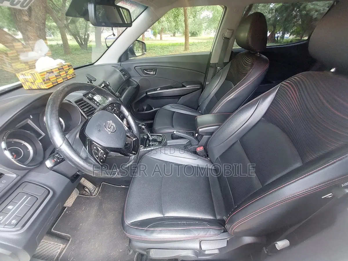 SsangYong Tivoli 2017 White