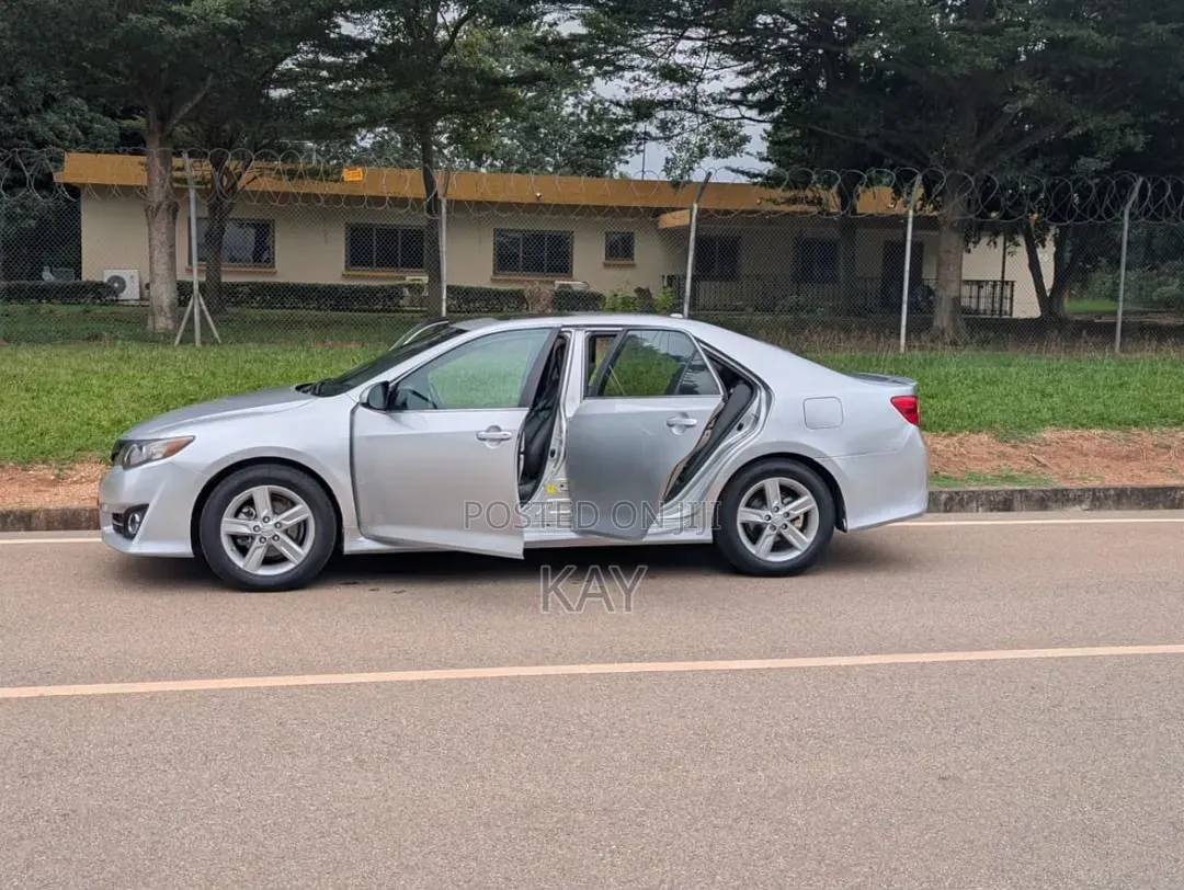 Toyota Camry SE 4dr Sedan (2.5L 4cyl 6A) 2013 Silver