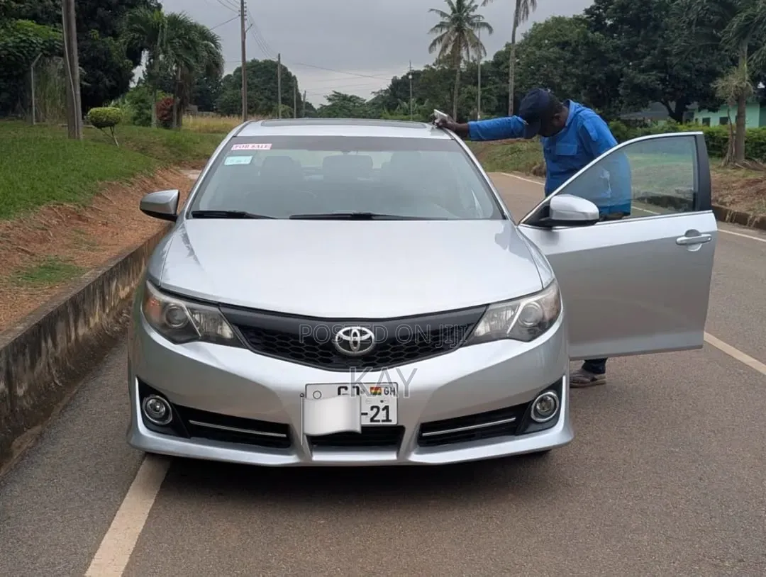 Toyota Camry SE 4dr Sedan (2.5L 4cyl 6A) 2013 Silver