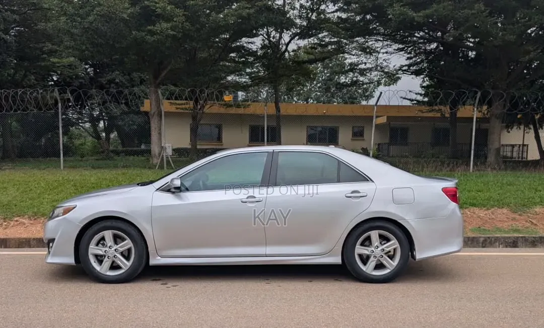 Toyota Camry SE 4dr Sedan (2.5L 4cyl 6A) 2013 Silver