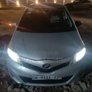 Toyota Vitz 1.5 FWD 5dr 2012 Silver