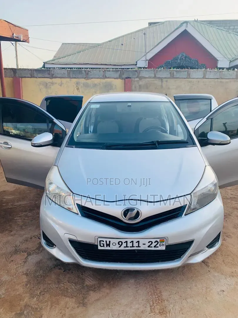 Toyota Vitz 1.5 FWD 5dr 2012 Silver