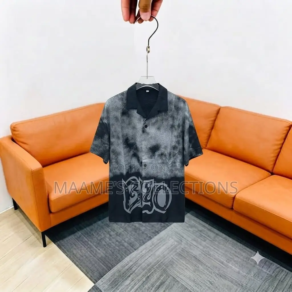 Short-Sleeve Button-Up Shirt With Collar
