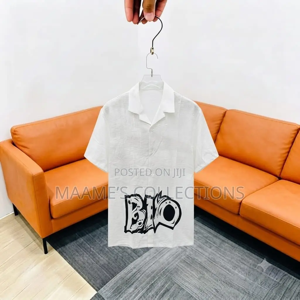 Short-Sleeve Button-Up Shirt With Collar