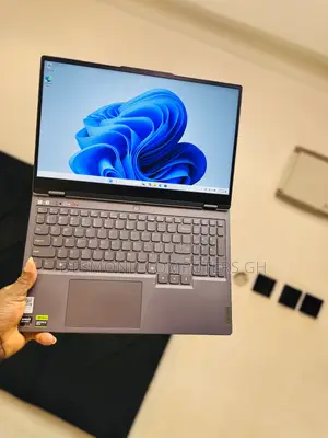 Laptop Lenovo Legion Pro 7 16GB AMD Ryzen 7 SSD 512GB