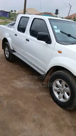 Nissan Hardbody 2004 White