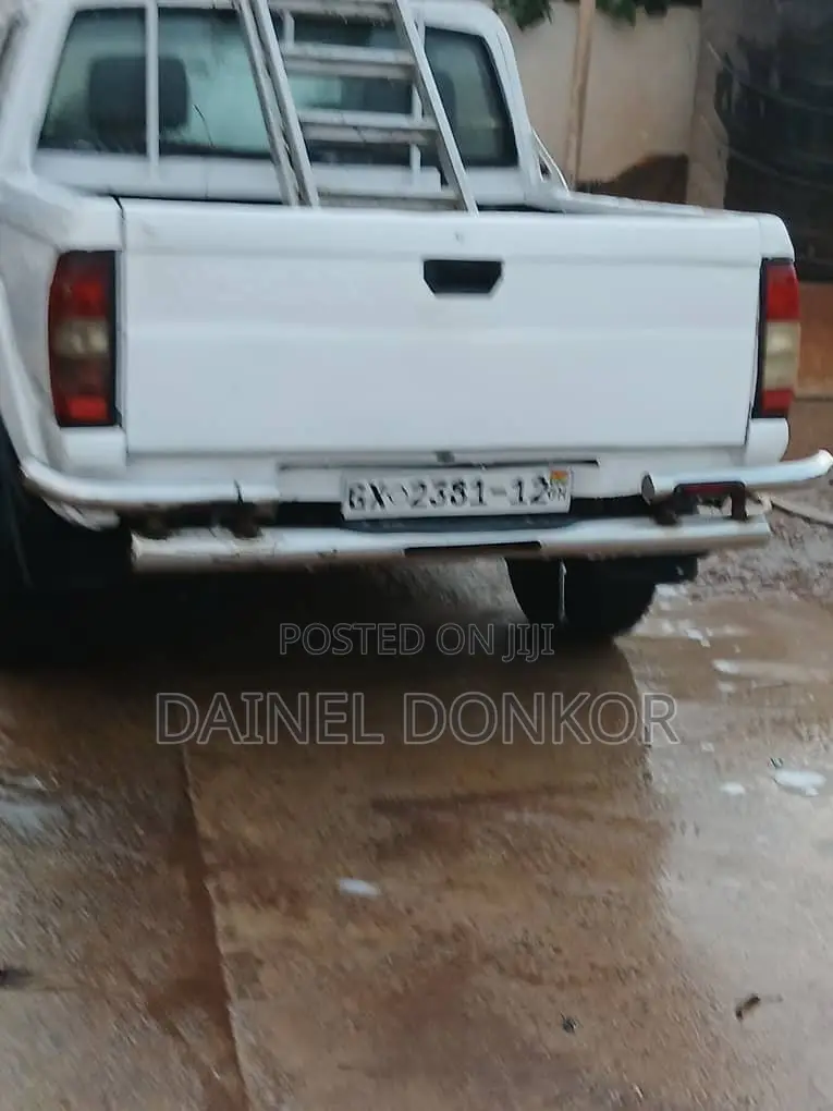 Nissan Hardbody 2004 White