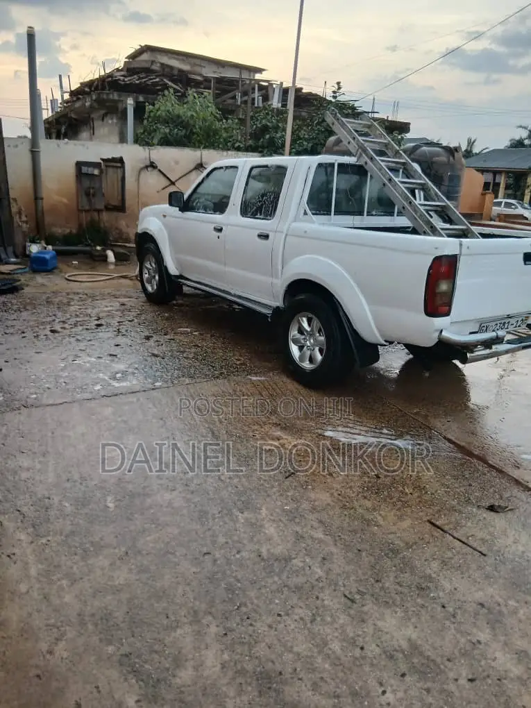 Nissan Hardbody 2004 White
