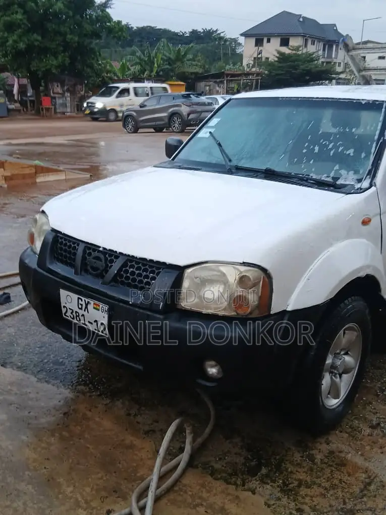 Nissan Hardbody 2004 White