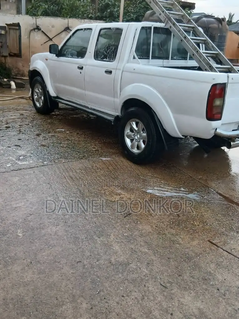 Nissan Hardbody 2004 White