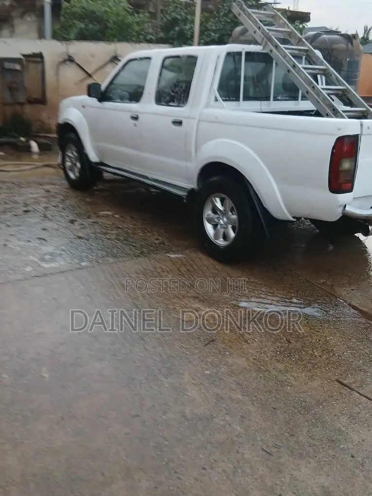 Nissan Hardbody 2004 White