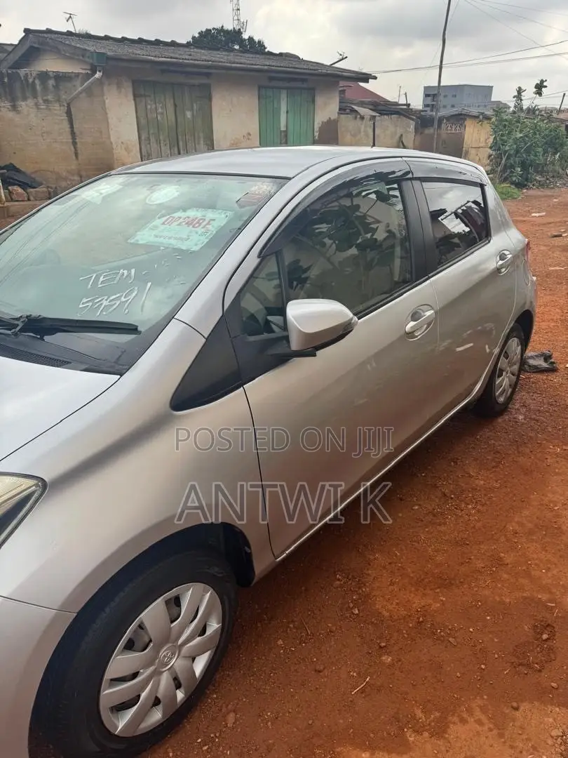 Toyota Vitz 2013 Silver