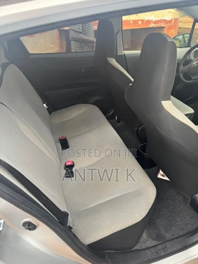 Toyota Vitz 2013 Silver