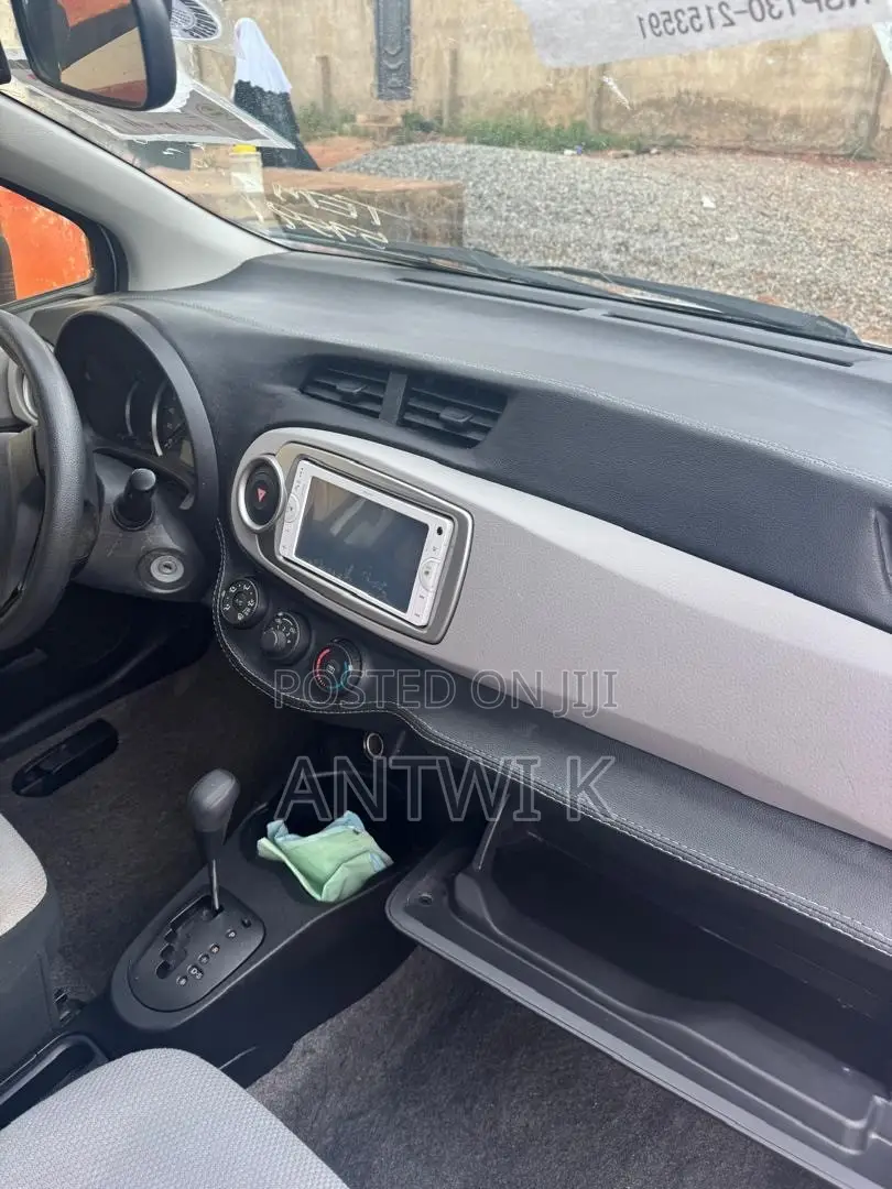 Toyota Vitz 2013 Silver