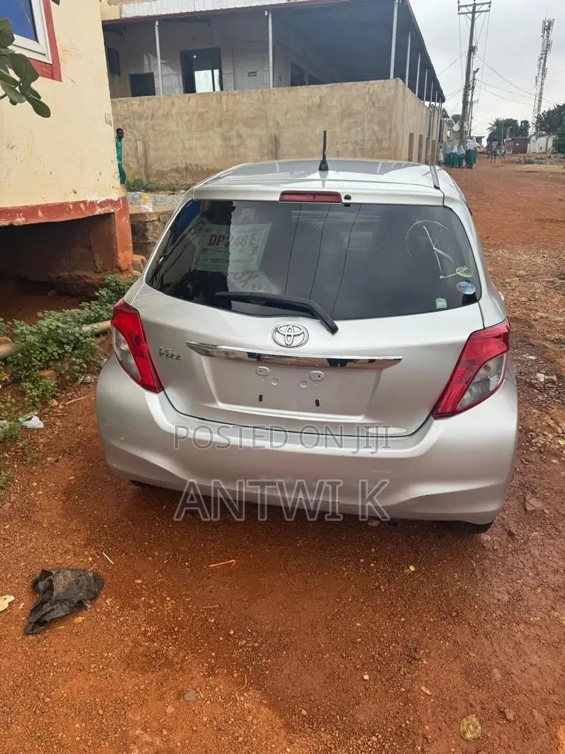 Toyota Vitz 2013 Silver