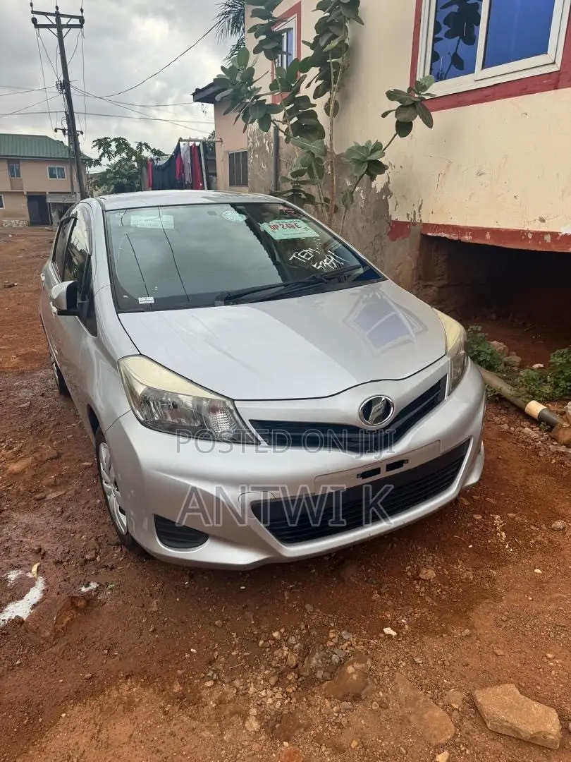 Toyota Vitz 2013 Silver