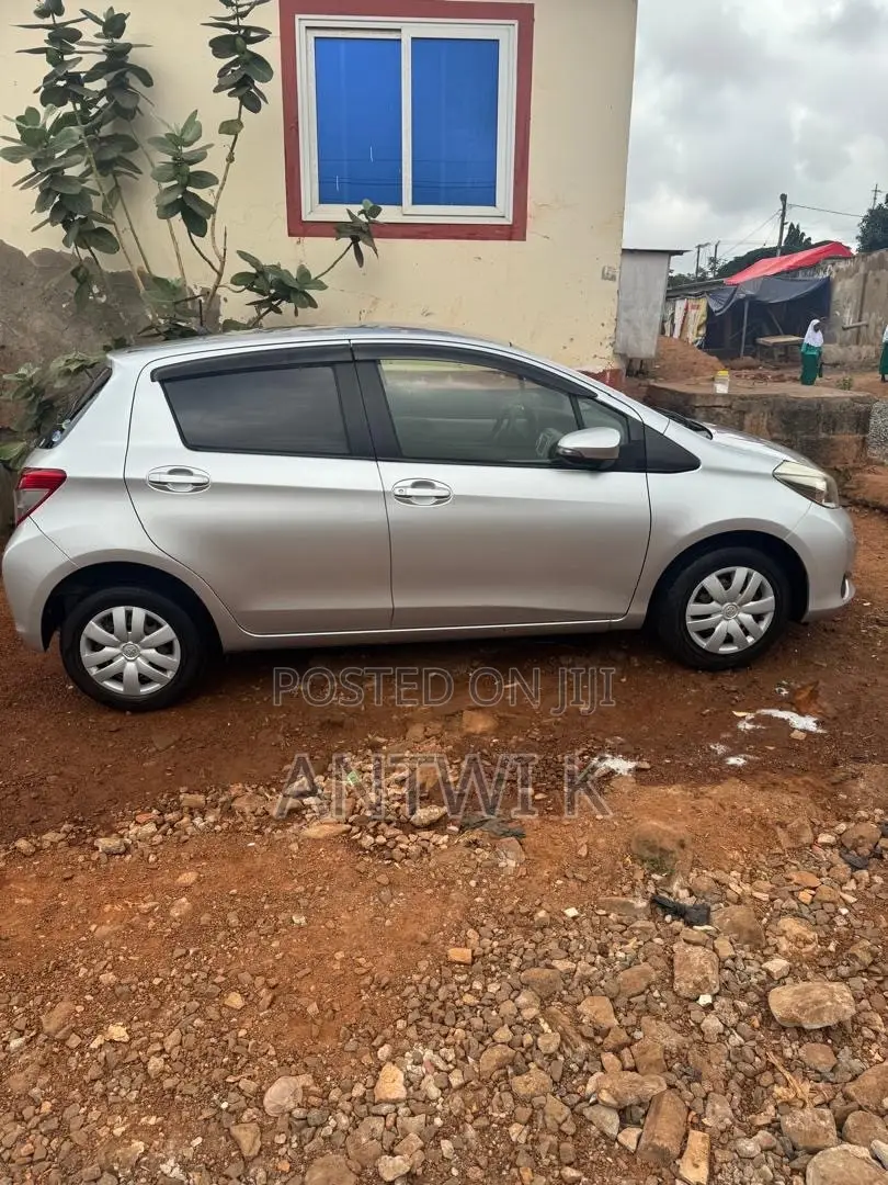Toyota Vitz 2013 Silver
