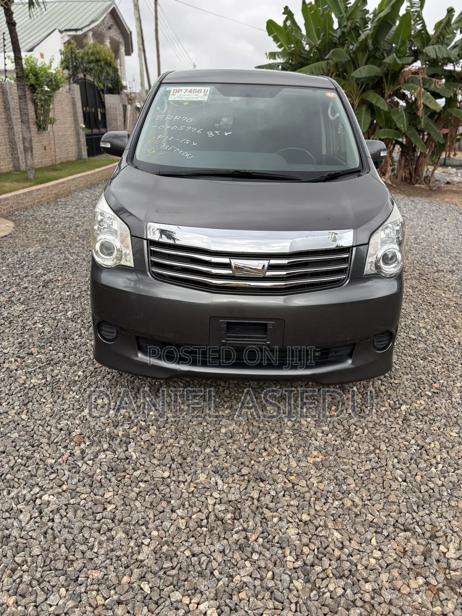 Toyota Noah 2.0 143hp FWD (8 Seater) 2011 Gray
