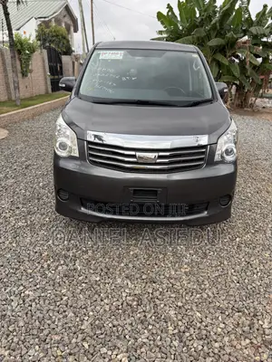 Toyota Noah 2.0 143hp FWD (8 Seater) 2011 Gray