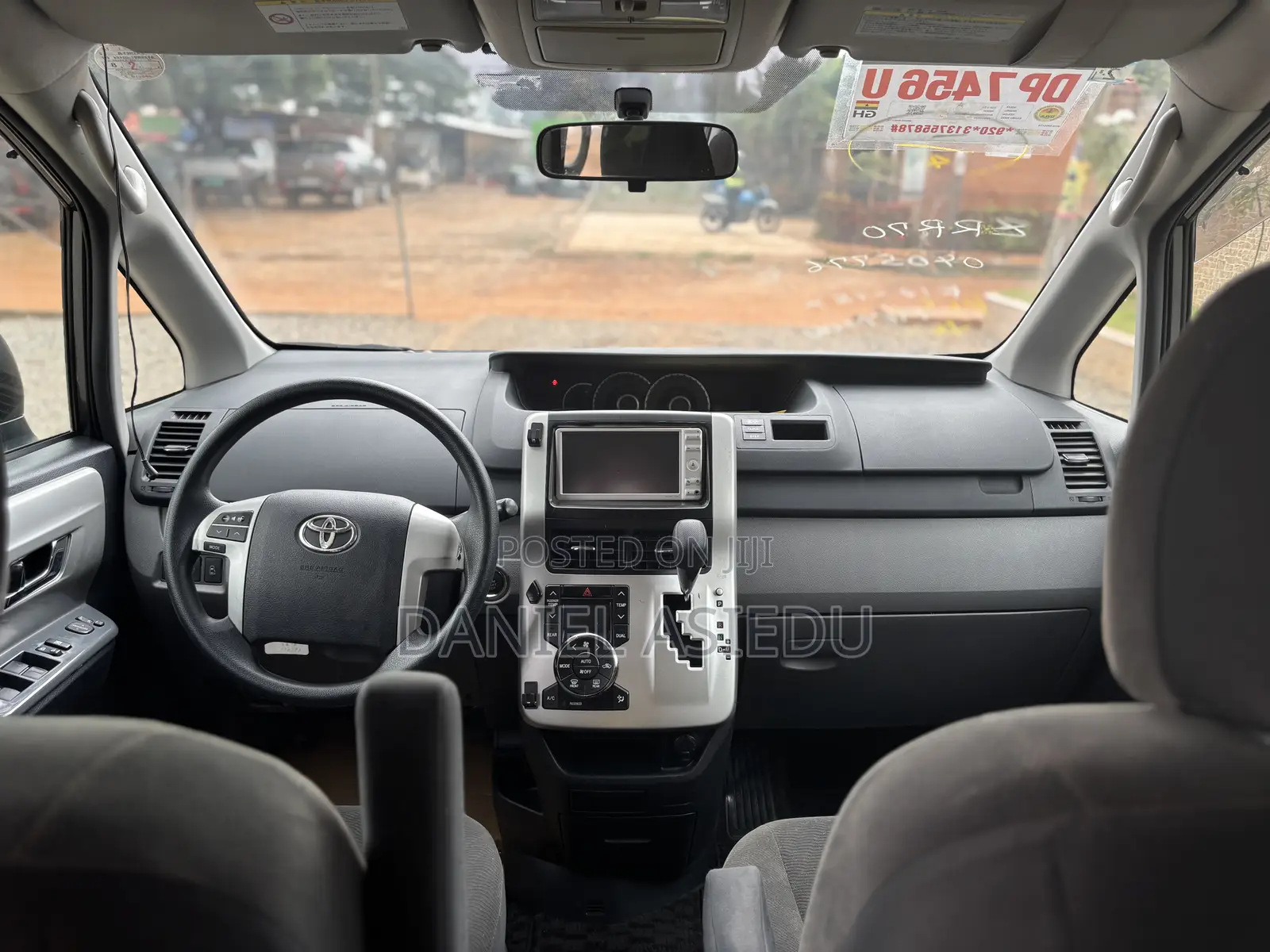 Toyota Noah 2.0 143hp FWD (8 Seater) 2011 Gray