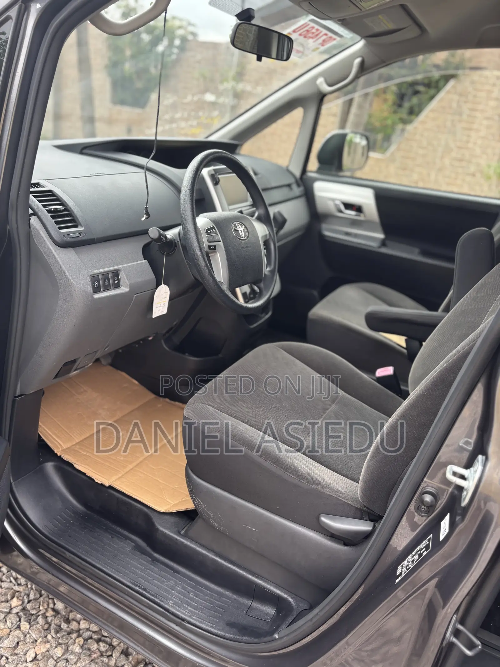 Toyota Noah 2.0 143hp FWD (8 Seater) 2011 Gray