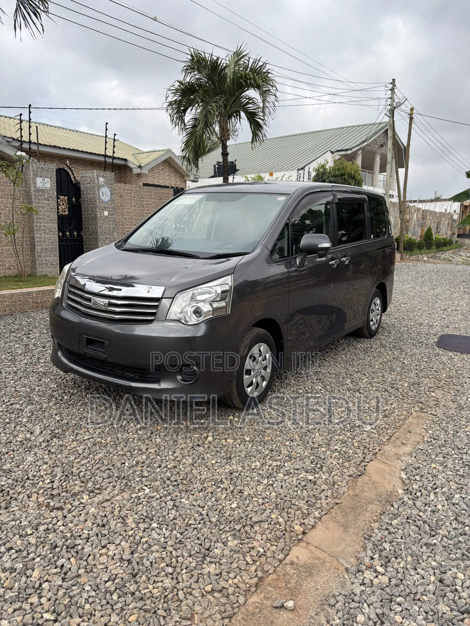 Toyota Noah 2.0 143hp FWD (8 Seater) 2011 Gray
