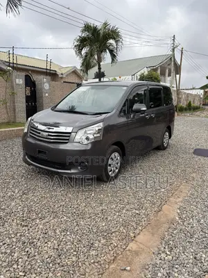 Toyota Noah 2.0 143hp FWD (8 Seater) 2011 Gray